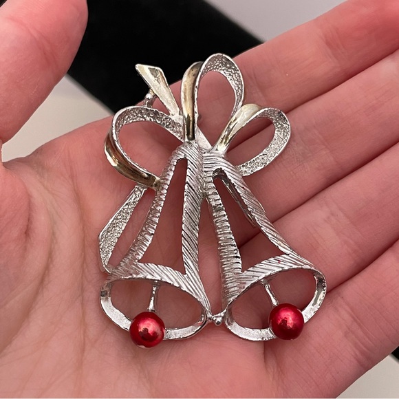 Vintage Silver Tone Holiday Christmas Winter Gifting Festive Bell Pin / Brooch - Picture 9 of 9